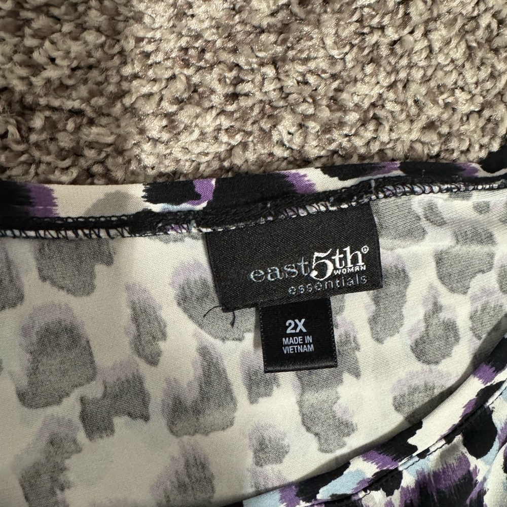 East 5th Black and Cream Boxy Short Sleeve T-Shirt - Picture 2 of 3